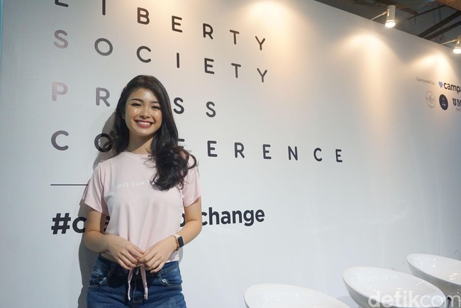 Kalau jadi dokter bedah plastik nanti, aku nggak mau cari uang dari praktek. Aku mau pakai profesiku untuk give-back, misal kasih operasi bibir sumbing gratis. Untuk pemasukan kan sudah ada dari tawaran-tawaran jadi pembicara atau influencer yang datang karena ikut Miss Indonesia. Semoga ada dosen bedah plastik yang dengar ini ya. Hahaha kata Elisa sambil berseloroh. (Foto: Daniel Ngantung/Wolipop)