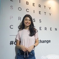 Kalau jadi dokter bedah plastik nanti, aku nggak mau cari uang dari praktek. Aku mau pakai profesiku untuk give-back, misal kasih operasi bibir sumbing gratis. Untuk pemasukan kan sudah ada dari tawaran-tawaran jadi pembicara atau influencer yang datang karena ikut Miss Indonesia. Semoga ada dosen bedah plastik yang dengar ini ya. Hahaha kata Elisa sambil berseloroh. (Foto: Daniel Ngantung/Wolipop)