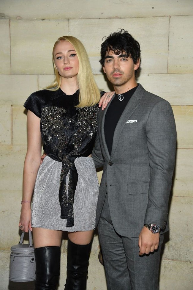Sophie Turner dan Joe Jonas mengosolasi diri mereka sendiri dengan berduaan saja di rumah. Untuk mengusir kebosanan, mereka menghabiskan waktu dengan main Lego. Foto: Getty Images
