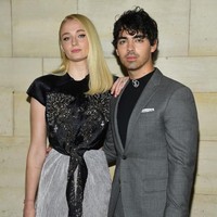Bagaimana Sophie Turner dan Joe Jonas kenal? Semua berkat jasa Hailee Stenfield. Hailee menjadi teman keduanya, namun Sophie dan Joe saat itu belum saling kenal. Bintang Game of Thrones itu kemudian bertanya-tanya tentang Joe Jonas yang sudah naksir lebih dulu dengan anggota band Jonas Brothers itu.  Foto: dok. Getty Images
