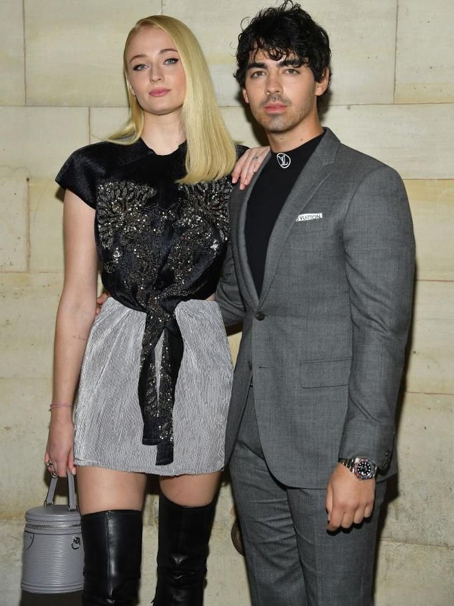 Bagaimana Sophie Turner dan Joe Jonas kenal? Semua berkat jasa Hailee Stenfield. Hailee menjadi teman keduanya, namun Sophie dan Joe saat itu belum saling kenal. Bintang Game of Thrones itu kemudian bertanya-tanya tentang Joe Jonas yang sudah naksir lebih dulu dengan anggota band Jonas Brothers itu.  Foto: dok. Getty Images