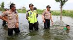 Aksi Heroik Polisi Bantu Evakuasi Korban Banjir di Gresik