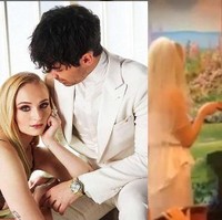 Sophie Turner dan Joe Jonas menikah di Las Vegas. Dalam pernikahannya itu, Sophie menggunakan celana dan atasan tanpa lengan. Baju sederhananya itu dipadankan dengan veil. Foto: dok. Instagram