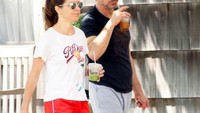 Baik Robert Downey ataupun Susan kerap terlihat bersama. Salah satunya saat berbelanja dan meminum minuman segar bersama ini. Foto: Istimewa