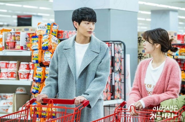 Anda yang biasa belanja bulanan mungkin bisa sesekali mengajak pacar. Kegiatan belanja bareng sebagai kencan akhir pekan yang menyenangkan juga bisa semakin mendekatkan hubungan dan membuat kalian lebih saling mengenal. Foto: ist.