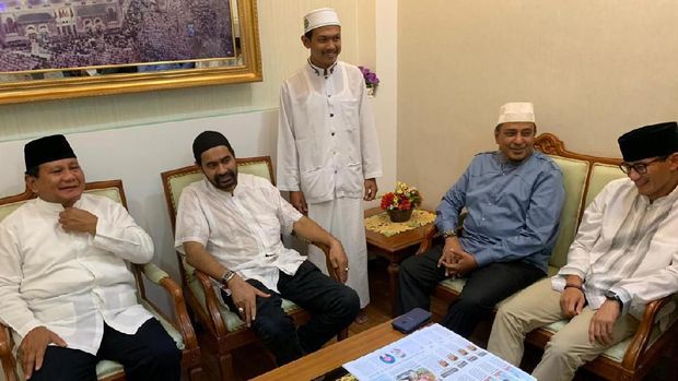 Prabowo-Sandiaga Salat Jumat di Masjid Baiturrahman Aceh