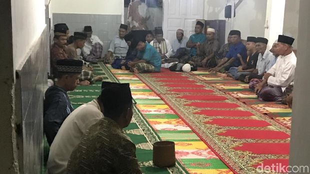 Jemaah Tarekat Naqsabandiyah di Sumbar salat tarawih, Jumat (3/5/2019)