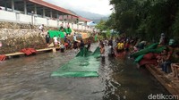 Margiyono datang bersama beberapa warga membawa karpet dari tiga masjid yang ada di desanya (Aji Kusuma/detikcom)