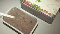 Niatnya ingin menikmati hidangan bubur hangat di dalam pesawat. Tapi yang didapatkan penumpany ini justru makanan tak jelas berwarna ungu, yang menghilangkan nafsu makan. Foto: Istimewa