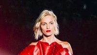 Anja Rubik juga pernah melenggok di Paris, Prancis (anja_rubik/Instagram)