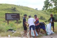 Salut! Anak-anak Muda Pulau Komodo Bersihkan Sampah di Pantai