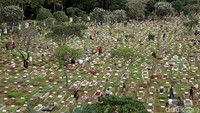 Warga melakukan ziarah kubur di Tempat Pemakaman Umum (TPU) Menteng Pulo, Jakarta, Jumat (03/05/2019).