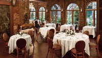 Restoran One if by Land, Two if by Sea di kota New York disebut-sebut menjadi salah satu restoran paling romantis di kota itu. Namun, restoran ini dikabarkan juga menjadi rumah bagi 20 makhluk tak kasat mata. Berani mengunjunginya? Istimewa/Dok.  One if by Land, Two if by Sea via www.architecturaldigest.com.