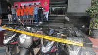 Peran tersangka U dan AS sebagai pencuri kendaraan bermotor. Sedangkan tersangka A sebagai penadah kendaraan hasil curian itu.