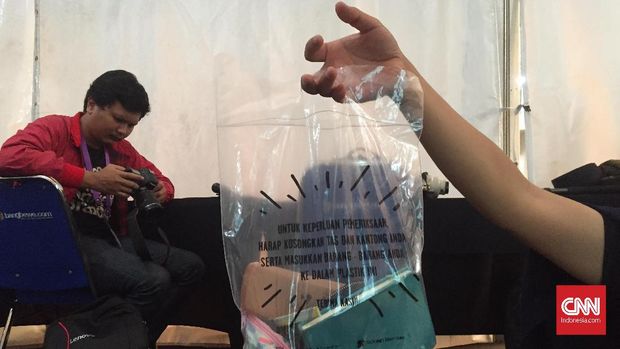 Tas plastik untuk memindahkan semua barang di dalam tas sebelum masuk konser Ed Sheeran.