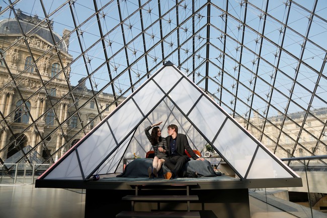 Keduanya lalu menginap di kamar khusus yang telah disiapkan untuk pemenang kompetisi. Sebuah double bed ditempatkan di tenda, tepat di dalam piramid kaca berusia 30 tahun yang merupakan pintu masuk museum. Foto: Reuters