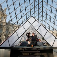 Keduanya lalu menginap di kamar khusus yang telah disiapkan untuk pemenang kompetisi. Sebuah double bed ditempatkan di tenda, tepat di dalam piramid kaca berusia 30 tahun yang merupakan pintu masuk museum. Foto: Reuters
