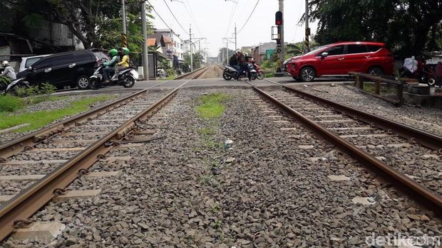  Pemerintah Kota Bekasi menyiapkan palang pintu untuk perlintasan kereta api di Bulak Kapal.