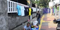 Pernak-pernik Seputar Ed Sheeran Dijajakan di Sepanjang Senayan