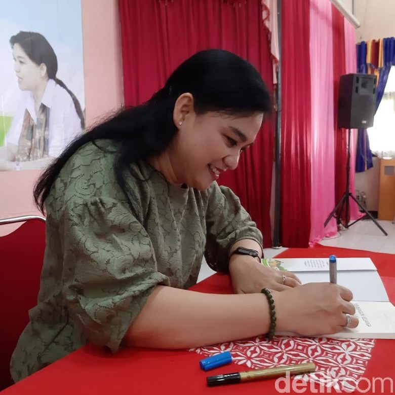 Saat Ahli Bioteknologi Molekuler Menulis Buku Panduan Keluarga Saat Ahli Bioteknologi Molekuler Menulis Buku Panduan Keluarga