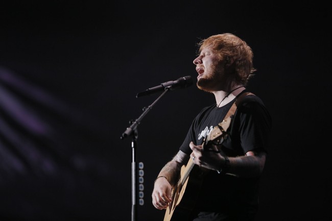 Ed Sheeran pernah tak sengaja kecepirit di celana saat tampil di atas panggung. Pengakuan itu dia ungkapkan saat jadi bintang tamu di siaran radio Australia. Aku kira itu hanya kentut, tapi ternyata kecepirit. Itu terjadi di tengah-tengah pertunjukan dan aku harus meneruskannya sambil berharap ini akan segera berakhir dan aku bisa pulang lalu membuang celanaku! serunya. Foto: Asep Syaifullah