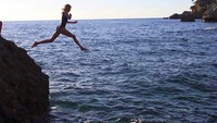 Dia salah satu model yang kerap menyuarakan isu sampah laut di Instagram (anja_rubik/Instagram)