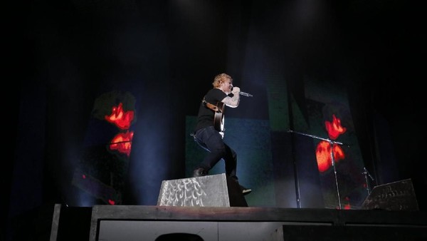 Ngamen Berkelas ala Ed Sheeran di GBK