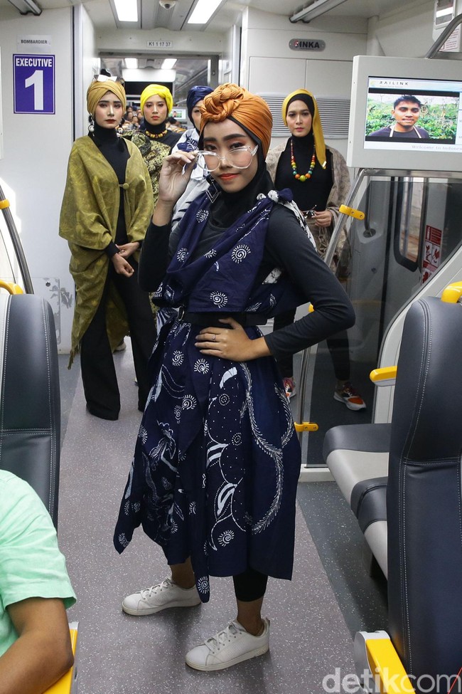 Para model berjalan di gerbong kereta bak catwalk memamerkan koleksi batik dari Tuban dan tenun Ende karya ibu-ibu mustahik binaan BAZNAS. Foto: Grandyos Zafna/detikcom