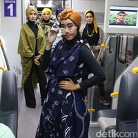Para model berjalan di gerbong kereta bak catwalk memamerkan koleksi batik dari Tuban dan tenun Ende karya ibu-ibu mustahik binaan BAZNAS. Foto: Grandyos Zafna/detikcom