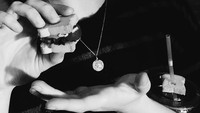 Dalam foto hitam putih ini memperlihatkan Maisie siap melahap mini sandwich. Dengan senyum mengmbang, ia menunjukkan sandwichnya. Foto: instagram @maisie_williams