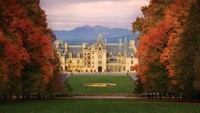 The Biltmore Estate yang berlokasi di Asheville, North Carolina, memiliki bentuk arsitektur yang indah dan memiliki fasilitas lengkap di dalamnya. Namun, bangunan tua nan megah ini disebut-disebut juga menjadi tempat tinggal sebuah sosok tak kasat mata yang sering terlihat melayang di ruang perpustakaan bangunan tersebut. Istimewa/Dok. www.1stdibs.com.