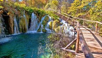 Bentuk dari danau ini juga tak biasa. Danau-danau tersebut tersusun berundak satu sama lain. Tiap danau dihubungkan dengan air terjun dan tebing batu yang tak kalah mempesona. (istock)