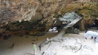 Lantai gua juga dari pasir nan lembut. Jadi ramai sekali turis yang bertelanjang kaki melewati gua ini setelah berenang di pantai (Syanti/detikcom)  