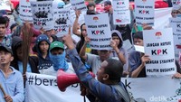 Aksi unjuk rasa ini dilakukan oleh massa yang tergabung dalam Komite Aksi Pemuda Anti Korupsi (KAPAK).