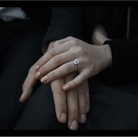 Setahun setelah pacaran, keduanya pun mengumumkan pertunangan pada Oktober 2017. Penyanyi 29 tahun itu dengan romantisnya membagikan kebahagiaannya di Instagramnya dengan mengunggah foto tangan Sophie Turner menggunakan cincin dengan keterangan She said yes. Begitu juga dengan Sophie yang membagikan foto yang sama bertuliskan, I said yes. Foto: dok. Instagram