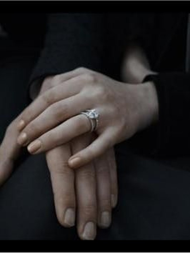 Setahun setelah pacaran, keduanya pun mengumumkan pertunangan pada Oktober 2017. Penyanyi 29 tahun itu dengan romantisnya membagikan kebahagiaannya di Instagramnya dengan mengunggah foto tangan Sophie Turner menggunakan cincin dengan keterangan She said yes. Begitu juga dengan Sophie yang membagikan foto yang sama bertuliskan, I said yes. Foto: dok. Instagram