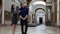 Inilah pasangan paling beruntung sedunia, Daniela Molinari (26) dan pacarnya, Adam Watson (29). Mereka menang kompetisi Date Night at Louvre berhadiah kencan romantis semalam di Louvre. (Reuters)