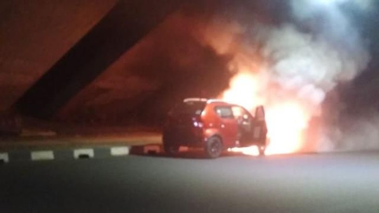 Korsleting Listrik, Mobil Terbakar di Kolong Flyover Cawang Korsleting Listrik, Mobil Terbakar di Kolong Flyover Cawang