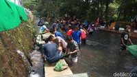 Mencuci karpet masjid berjamaah dilakukan di Sungai Muncul, Kecamatan Banyubiru, Kabupaten Semarang. Acara ini hanya dilakukan setahun sekali menjelang Ramadhan (Aji Kusuma/detikcom)