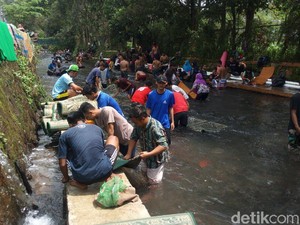 Potret Orang Sekampung Cuci Karpet Masjid di Semarang