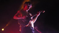 Penonton seakan tak diberi jeda oleh One Ok Rock. Foto: Asep Syaifullah
