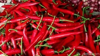 Selain itu, cabai besar juga ikut naik dari harga Rp 15 ribu menjadi Rp 25 ribu perkilonya.