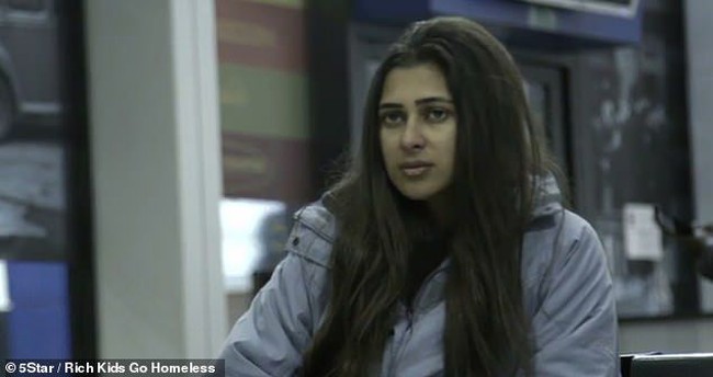 Dari kehidupan super mewah, Rukaya pun bersedia melepas hartanya selama tiga hari demi reality show. Nyatanya, hidup miskin membuatnya syok.  Foto: dok. 5Star Rich Kids Go Homeless