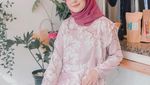 Pose Cantik Vebby Palwinta, Mantan Pacar Baim Wong Saat Makan Bareng Keluarga