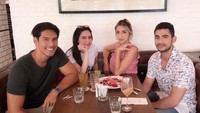 Momen makan mereka juga ada yang bareng teman-teman. Ini pose Jedar, Richo, dan teman mereka kala makan dessert bareng. Foto: Instagram inijedar
