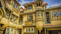 Winchester Mystery House di San Jose, California, tak hanya memiliki bentuk yang unik nan menawan, bangunan empat lantai ini juga menjadi tempat tinggal makhluk-makhluk halus tak kasat mata. Istimewa/Winchester Mystery House via www.architecturaldigest.com.