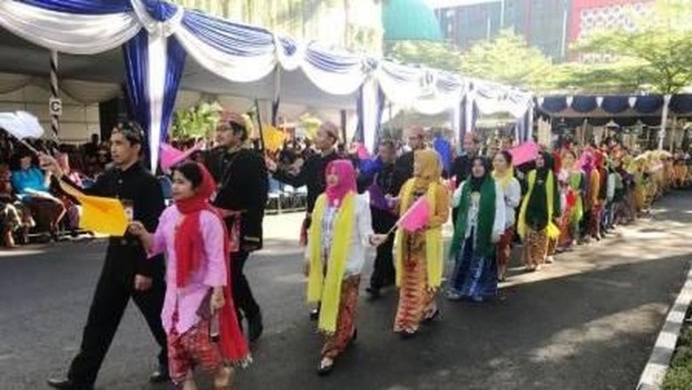 Mendikbud Apresiasi Barisan Bhinneka Tunggal Ika di Hardiknas 2019 Mendikbud Apresiasi Barisan Bhinneka Tunggal Ika di Hardiknas 2019