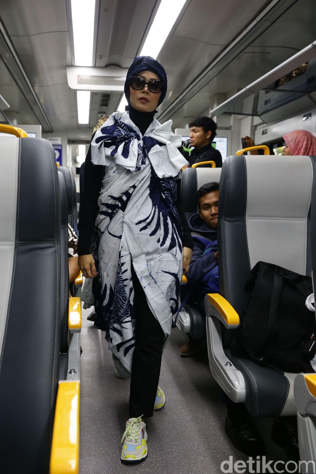 Dalam fashion show tersebut sejumlah model berlenggak-lenggok di dalam gerbong kereta bandara, berbaur bersama penumpang. Foto: Grandyos Zafna/detikcom