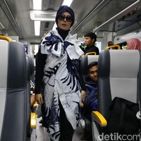 Dalam fashion show tersebut sejumlah model berlenggak-lenggok di dalam gerbong kereta bandara, berbaur bersama penumpang. Foto: Grandyos Zafna/detikcom