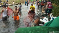 Orang Sekampung Cuci Karpet Masjid, Tradisi Ramadan di Semarang
